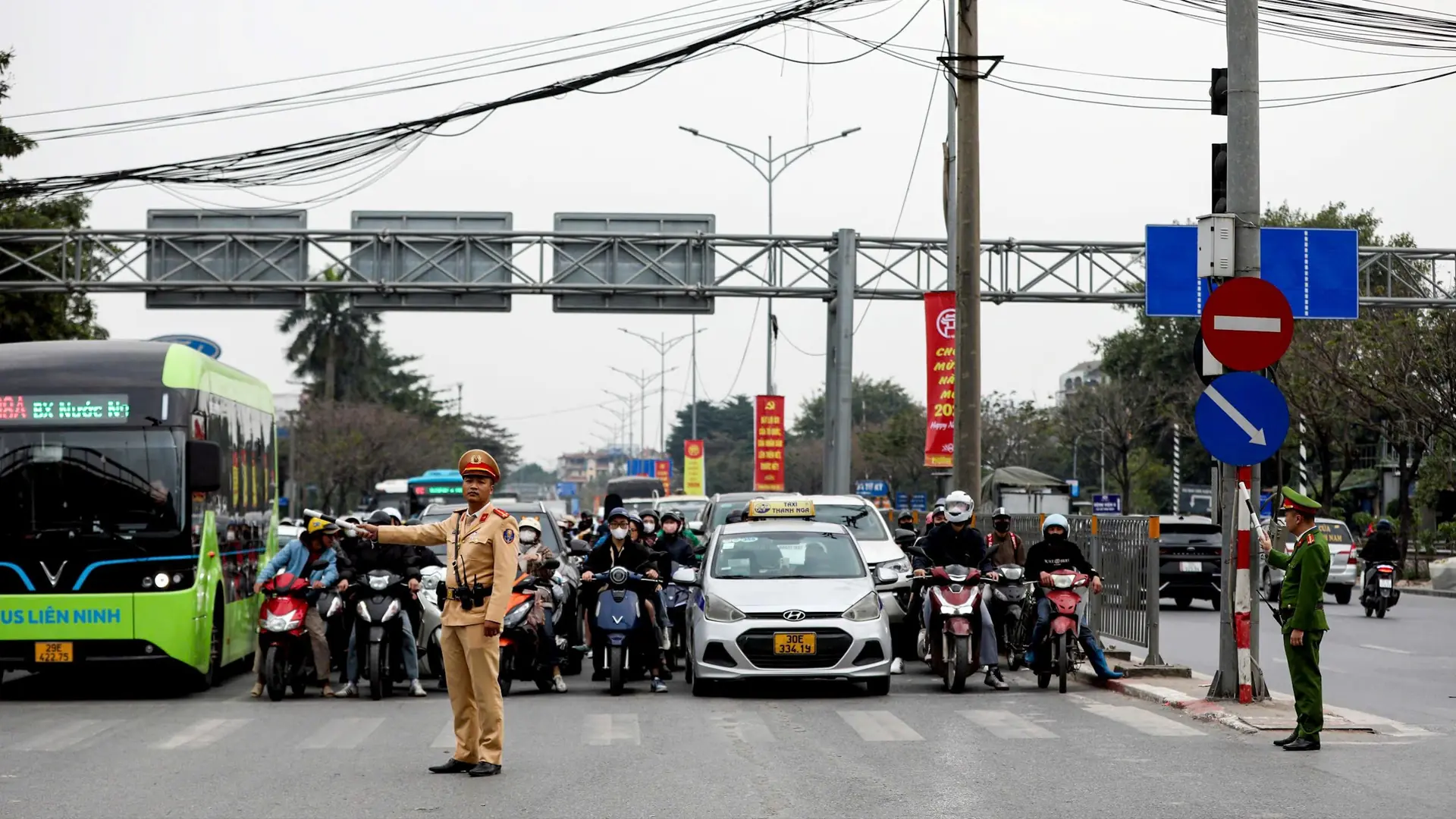 CSGT ứng trực cửa ngõ đón người dân trở lại Thủ đô